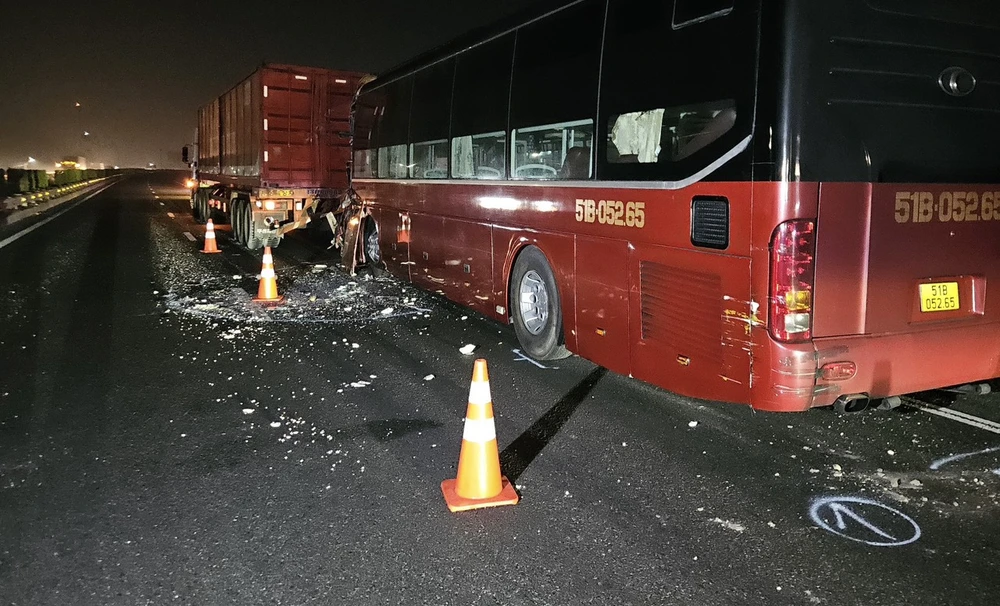 va chạm giữa xe khách và xe đầu kéo (2).jpg