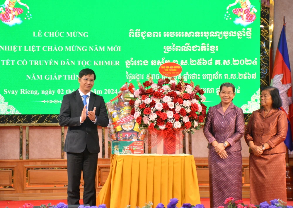 chúc Tết cổ truyền Chol Chnam Thmay.JPG