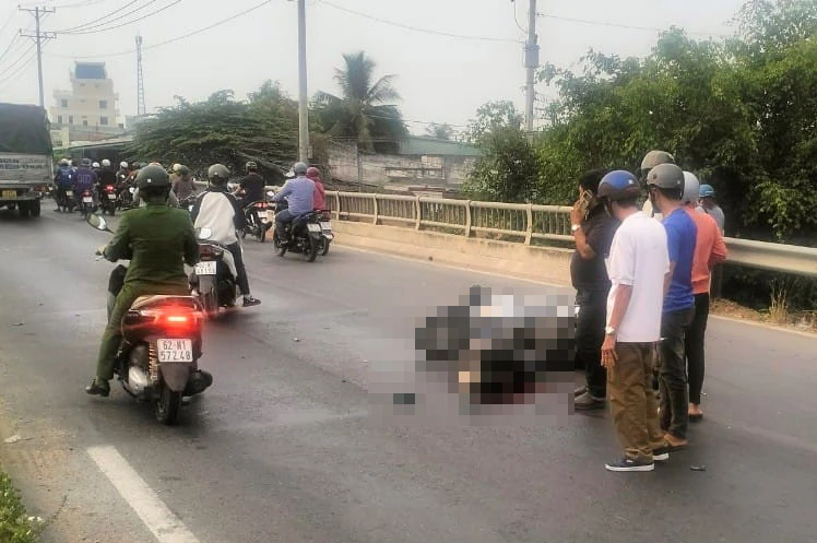 người đàn ông đi SH 1.jpg