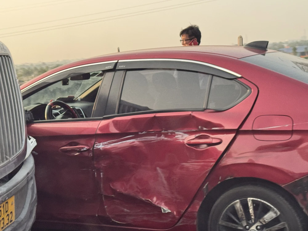 Ô tô con va chạm với xe container, nằm xoay 180 độ trên cao tốc TP.HCM – Trung Lương