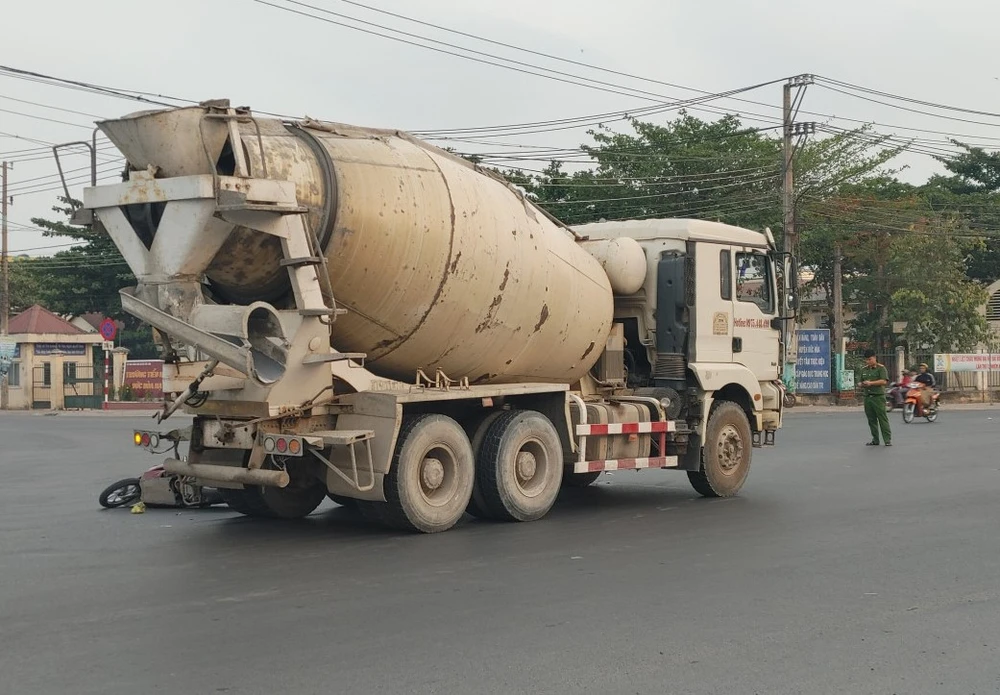 va chạm với xe bồn.jpg