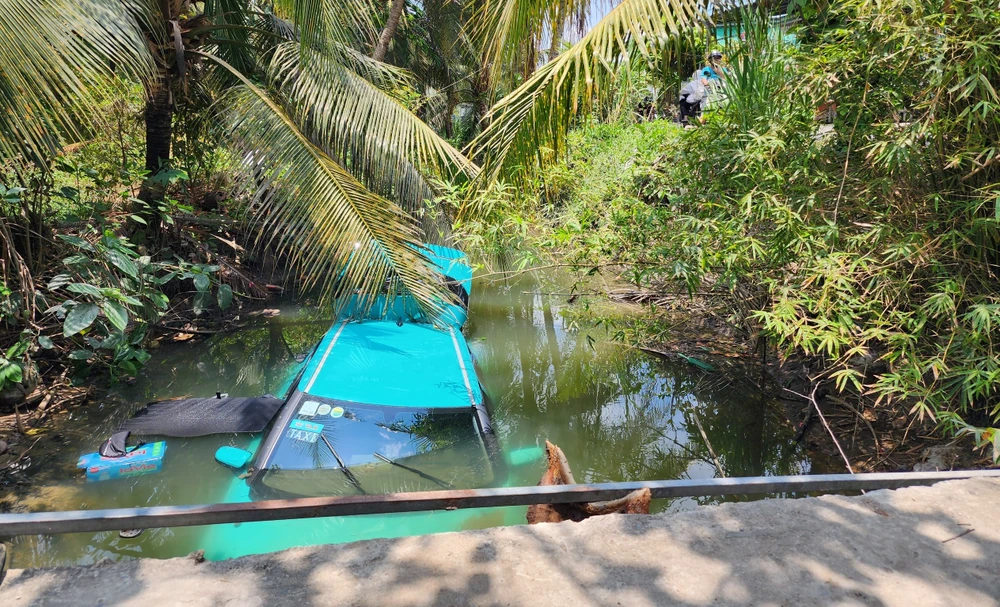 tài xế taxi may mắn thoát chết (1).jpg