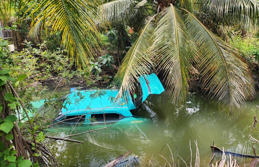 tài xế taxi may mắn thoát chết (2).jpg