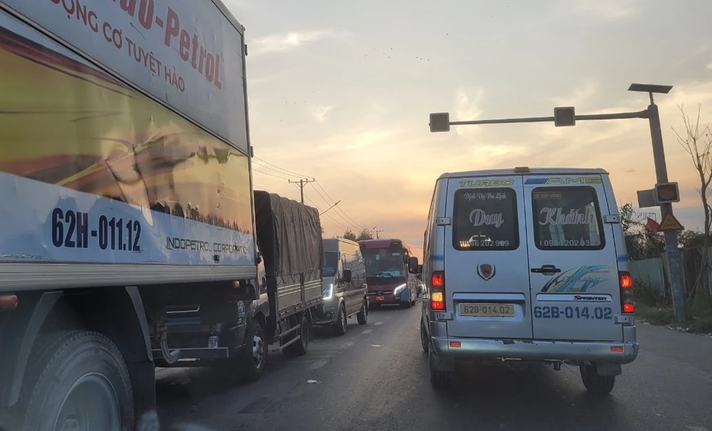 xe khách bốc cháy trên cao tốc.jpg