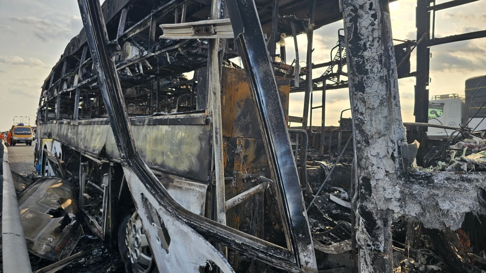 Xe khách bốc cháy trên cao tốc 6.jpg