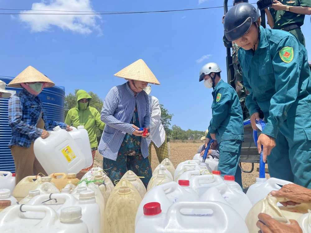 Bí thư Tỉnh ủy Long An thăm, hỏi, động viên và hỗ trợ nước sạch cho người dân vùng hạn mặn
