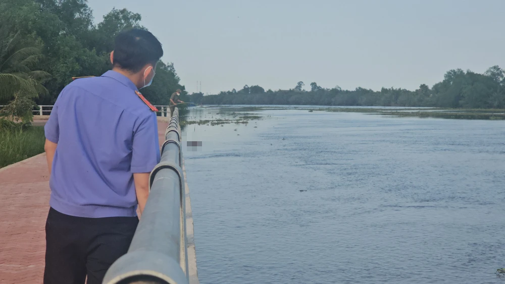 người đàn ông nổi trên sông Vàm Cỏ Tây (2).jpg