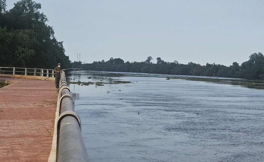 người đàn ông nổi trên sông Vàm Cỏ Tây (4).jpg