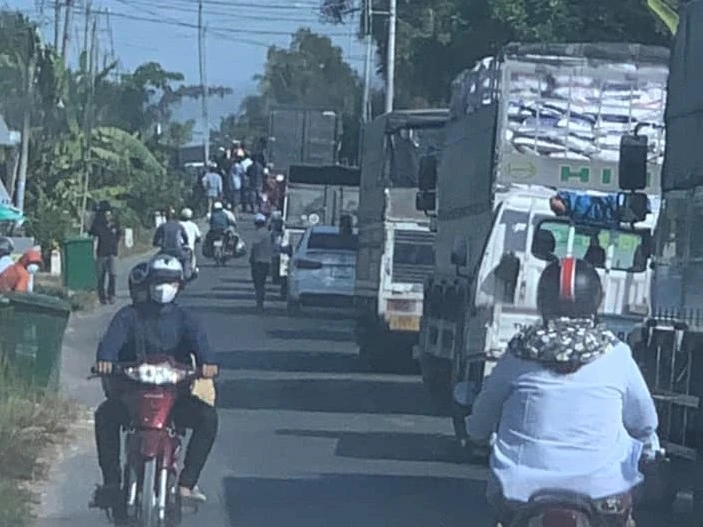 Hai xe máy đối đầu 1.jpg