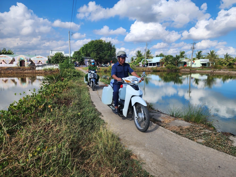 công an cứu khát cho người dân (14).jpg