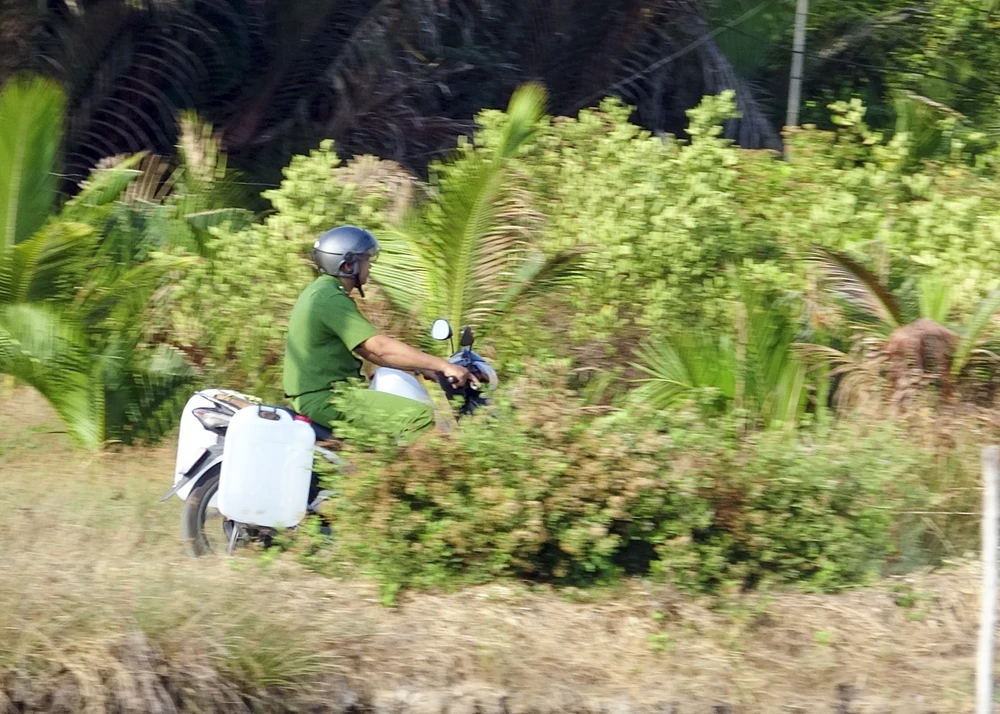 công an cứu khát cho người dân (2).JPG