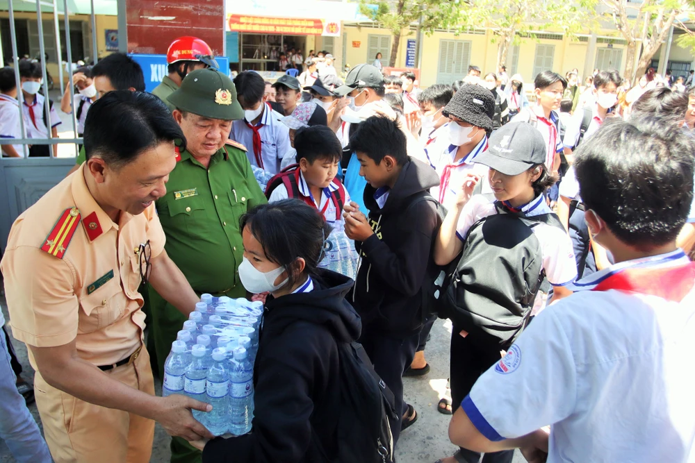 công an cứu khát cho người dân (5).JPG