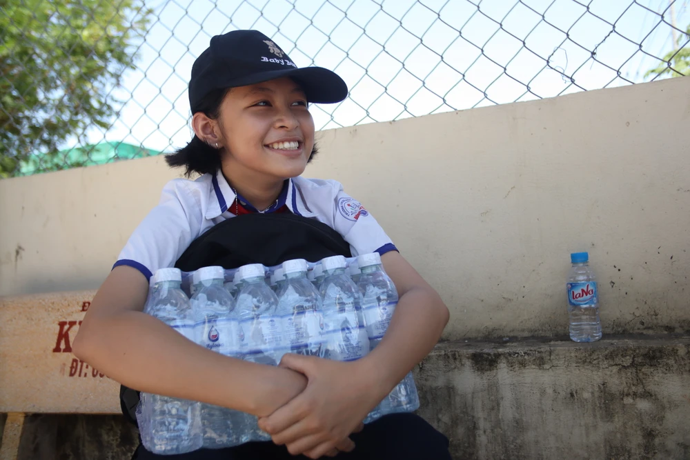 công an cứu khát cho người dân (9).JPG