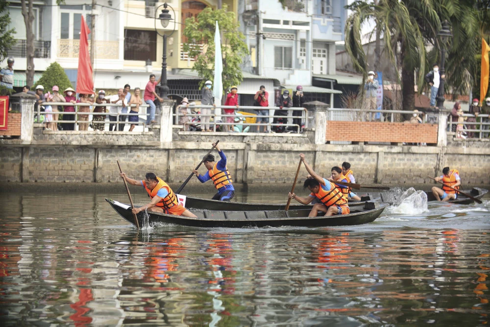 đua xuồng ba lá_1.JPG