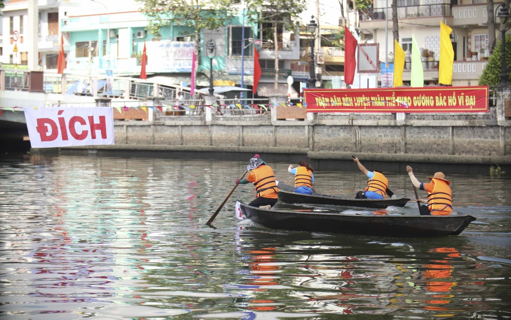 đua xuồng ba lá_5.JPG