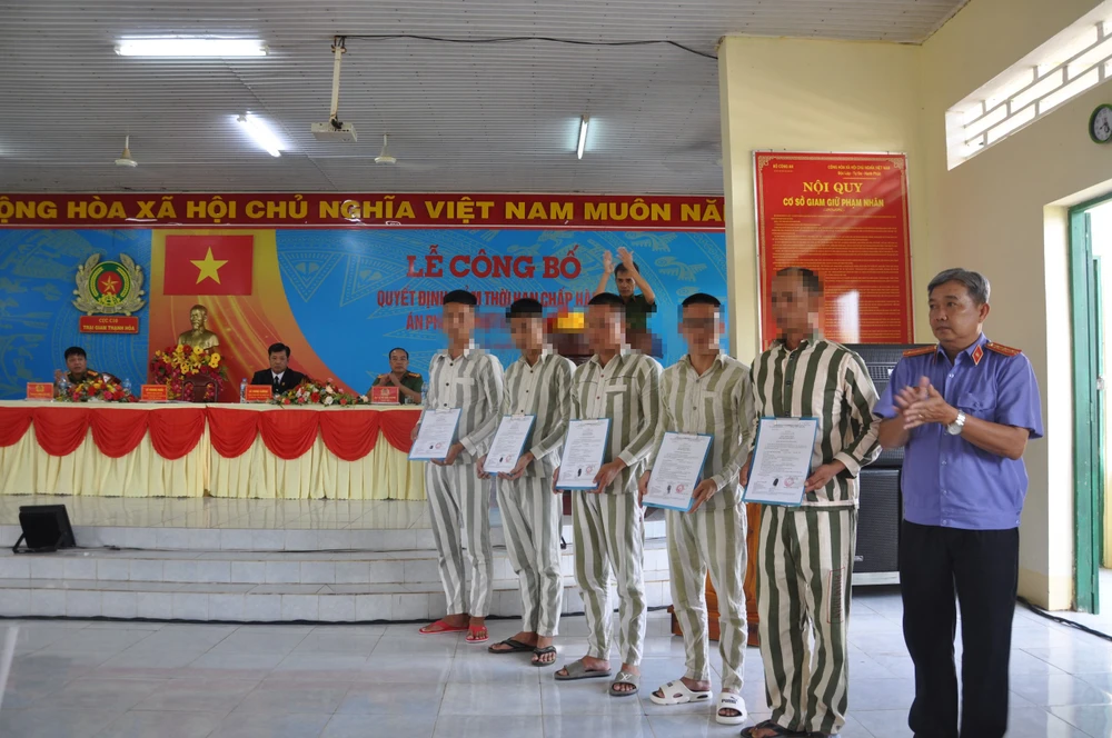 860 phạm nhân 1 (2).jpg