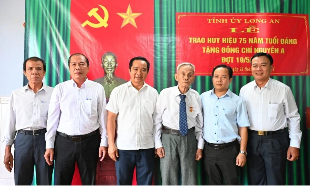 trao huy hiệu 75 năm tuổi Đảng.jpg