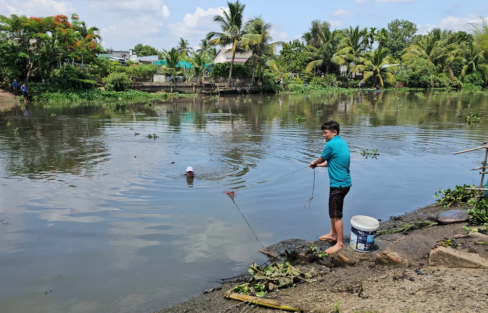 mở cống ngăn mặn 4.jpg