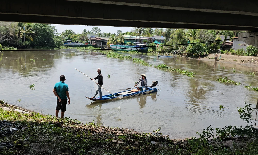 mở cống ngăn mặn 6.jpg