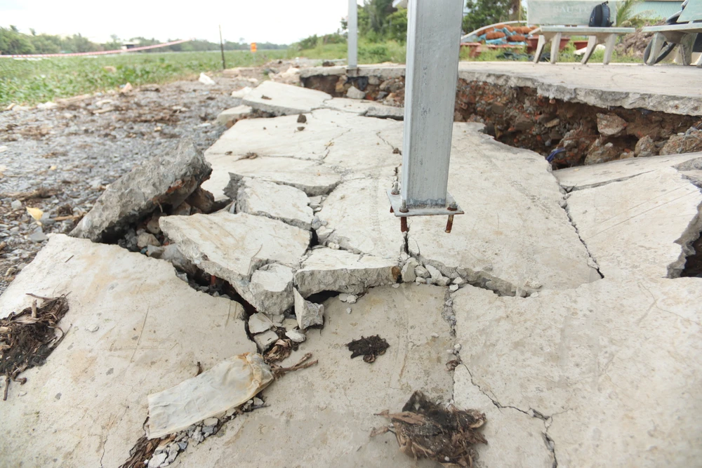 sạt lở đê bao ven sông Vàm Cỏ Tây (2).JPG