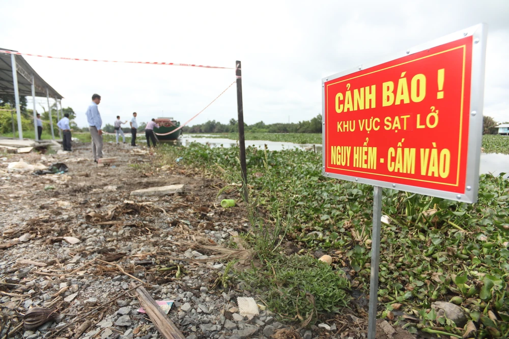 sạt lở đê bao ven sông Vàm Cỏ Tây (4).JPG