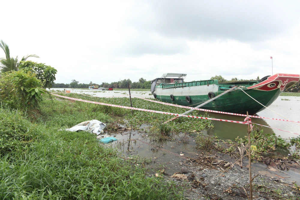 sạt lở đê bao ven sông Vàm Cỏ Tây (5).JPG