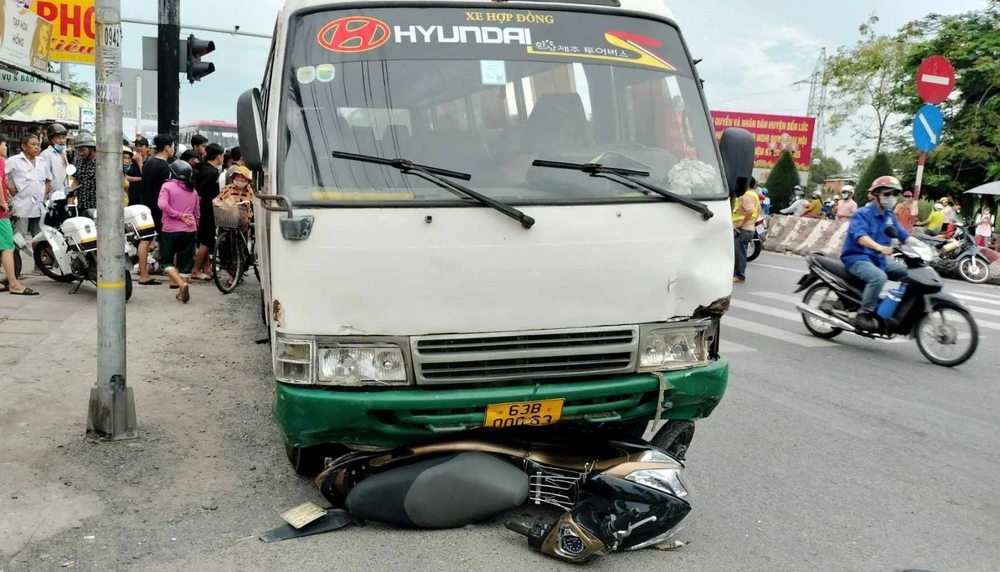 Ô tô khách tông hàng loạt xe máy.jpg