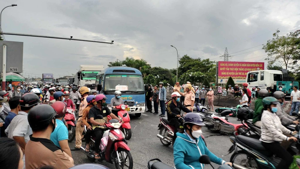 Ô tô khách tông loạt xe máy dừng đèn đỏ 2.jpg