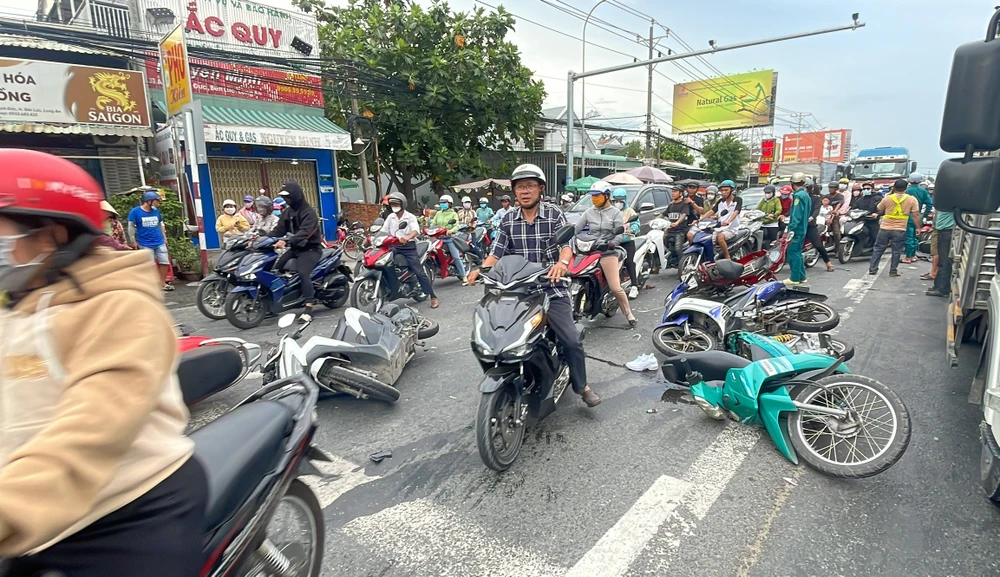 Ô tô khách tông loạt xe máy dừng đèn đỏ 6.jpg