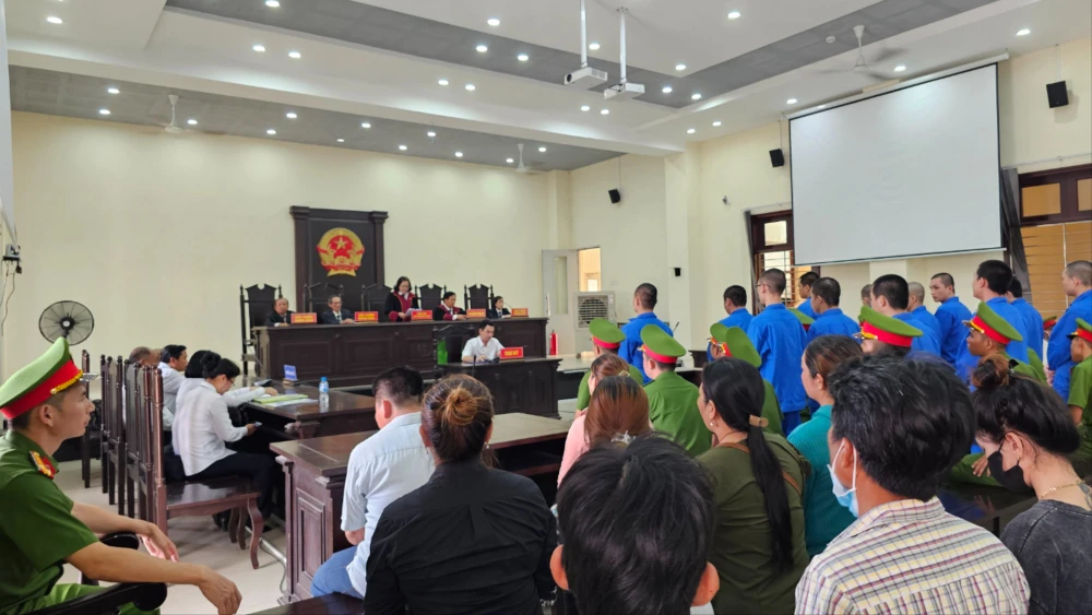 bị nói nhìn đểu.jpg