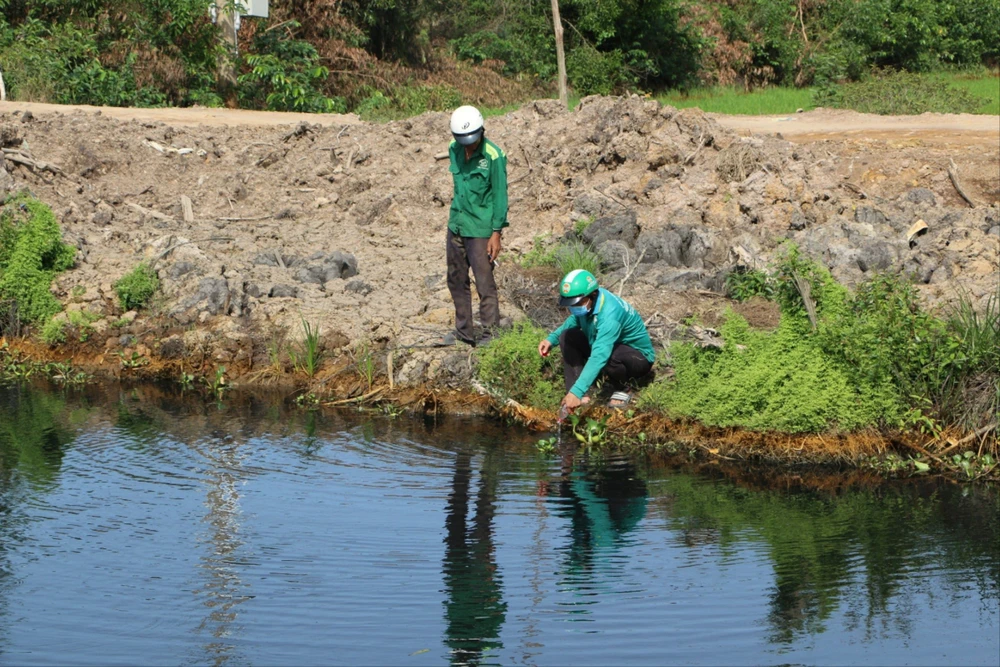 xả thải gây ô nhiễm nhiều tuyến kênh.jpg
