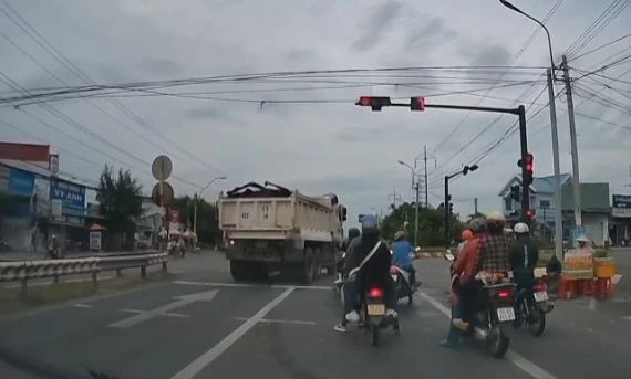 Xe ben chạy vượt đèn đỏ (2).jpeg