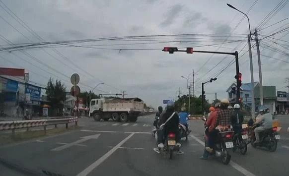 Xe ben vượt đèn đỏ (1).jpeg