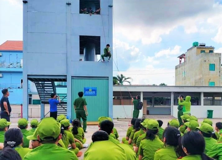 Học làm chiến sĩ Công an 24.jpg