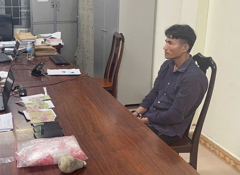 Từ người mua, công an bắt kẻ bán ma túy