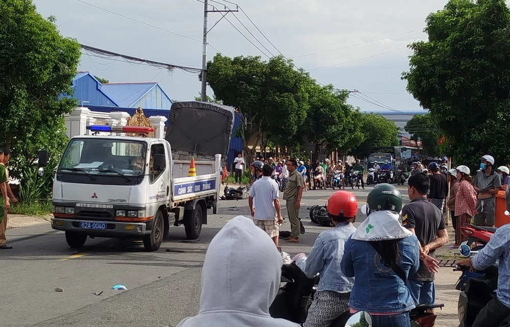 hai thanh niên chạy ngược chiều 1.jpg