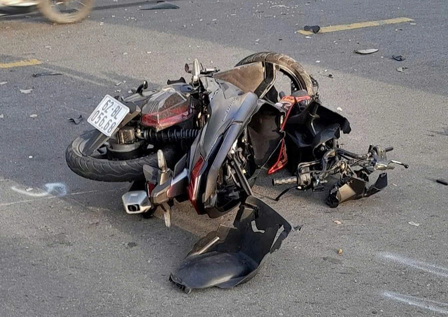 hai thanh niên chạy ngược chiều.jpg