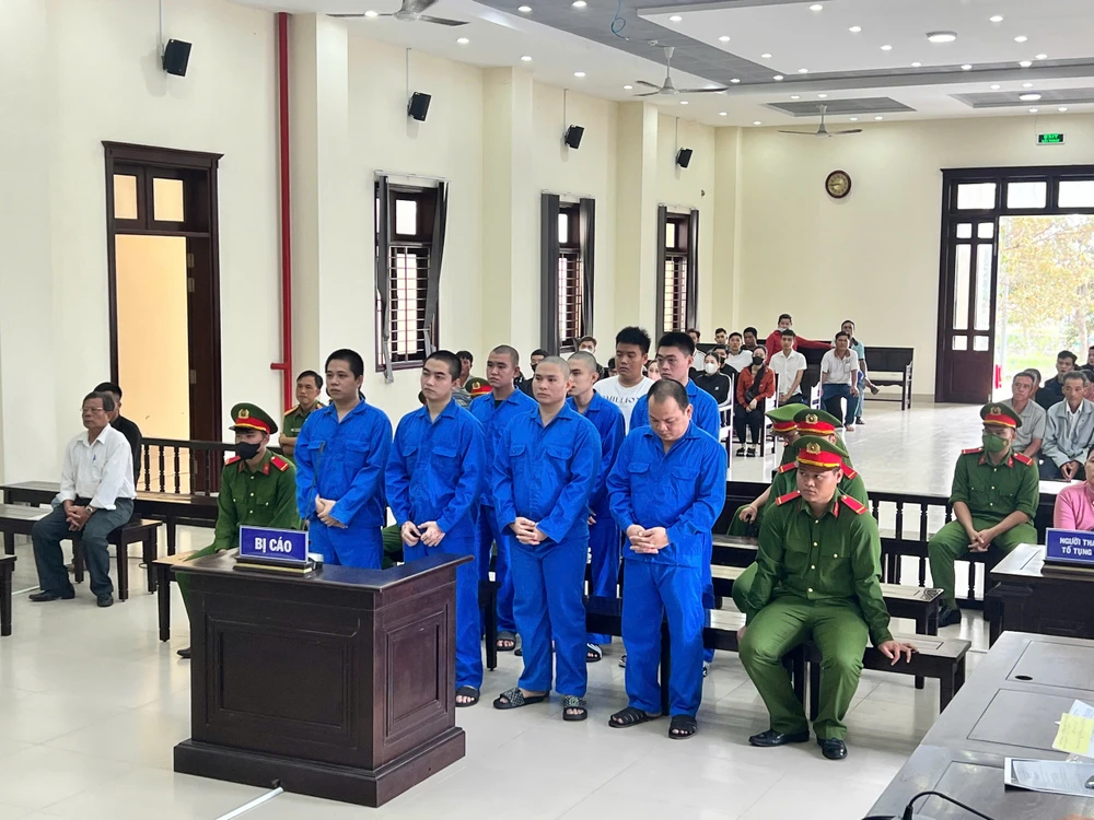 Nhóm thanh niên chặn ô tô (1).jpg