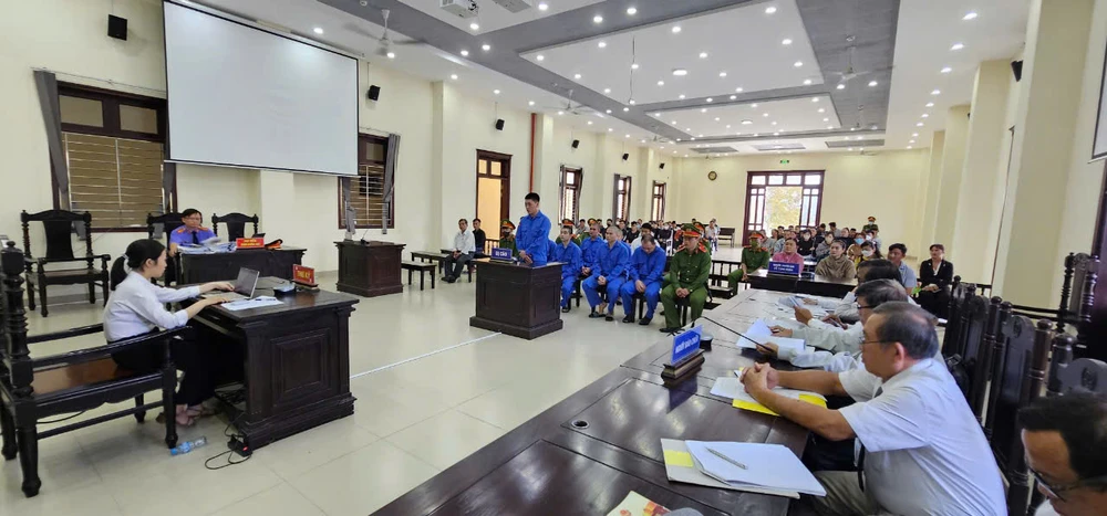 Nhóm thanh niên chặn ô tô (3).jpg