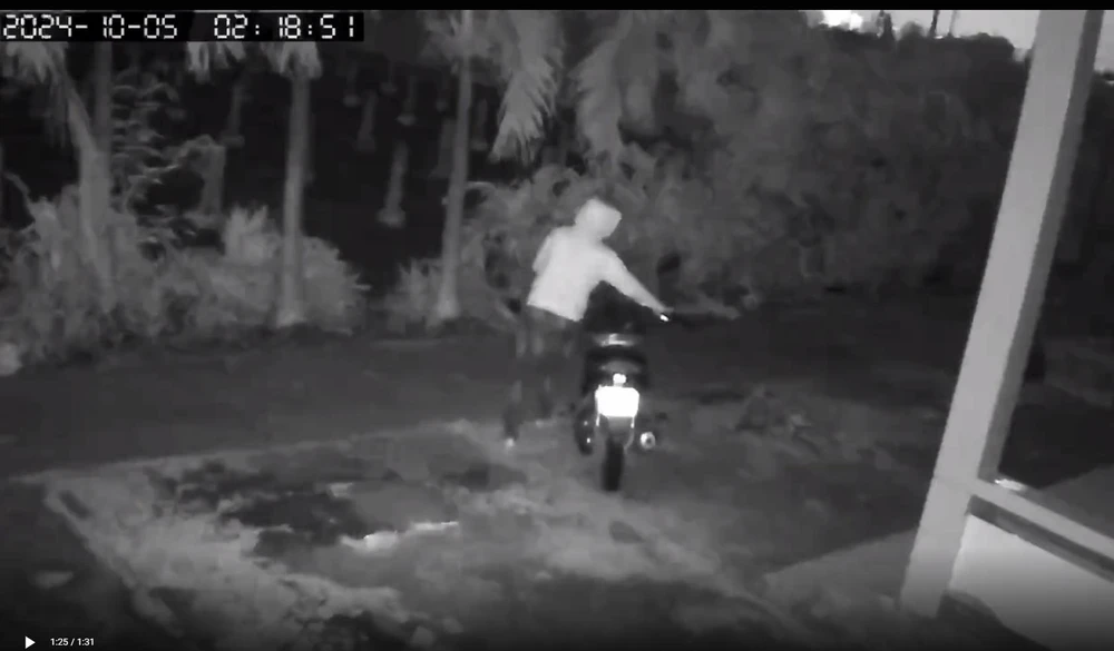 Ba thanh niên lần lượt trộm hai máy và một mô tơ bơm nước rồi tẩu thoát. Ảnh: Cắt từ clip