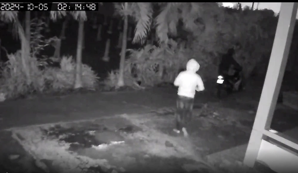 Clip ghi cảnh 3 thanh niên đột nhập trộm hai xe máy ở Long An