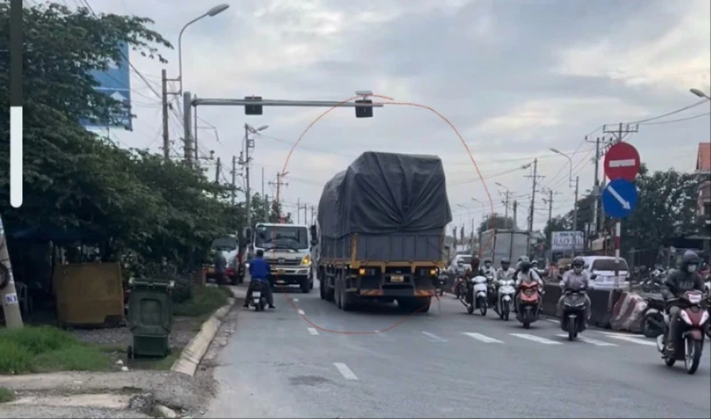 chạy ngược chiều trên quốc lộ 1 .jpg