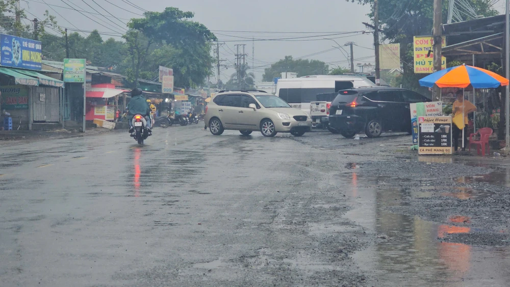 quoc-lo-62-bi-lan-chiem-lam-noi-dau-do-kinh-doanh-buon-ban (2).jpg