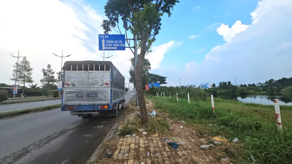Nhếch nhác khu vực dưới nút giao Quốc lộ 62 lên cao tốc TP.HCM - Trung Lương