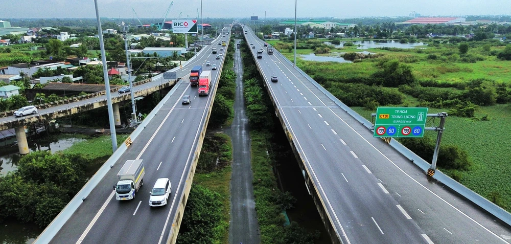 Nhếch nhác khu vực dưới nút giao Quốc lộ 62 lên cao tốc TP.HCM - Trung Lương