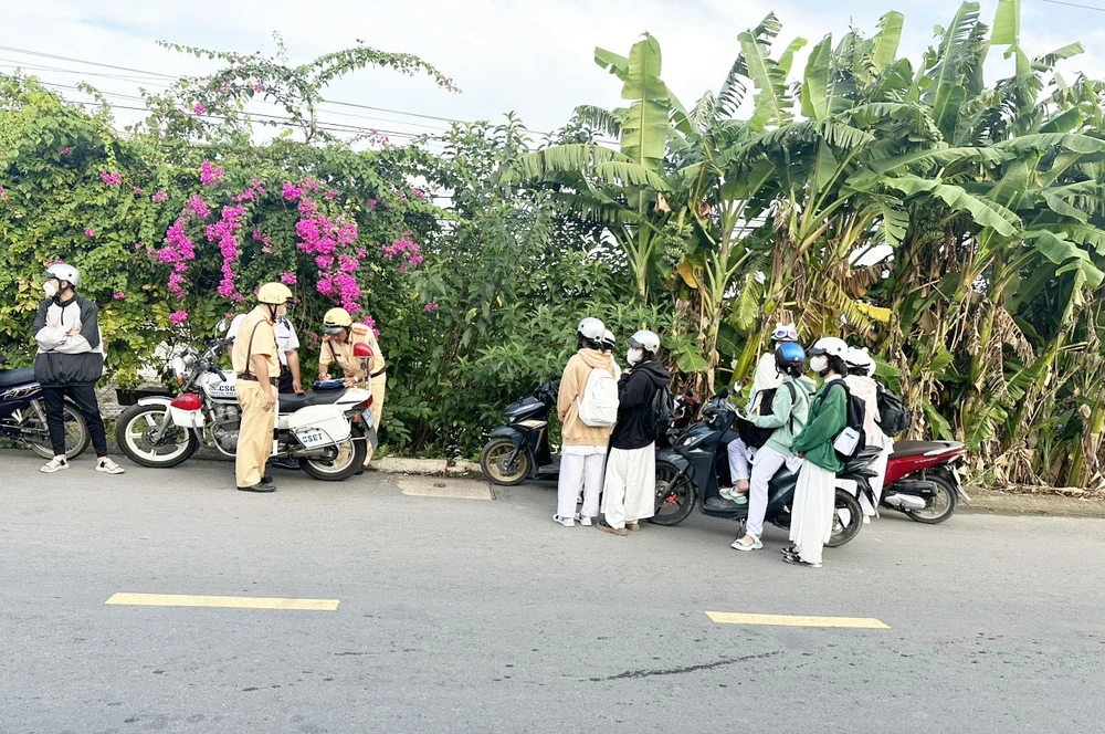 học sinh vi phạm luật giao thông (1).jpg