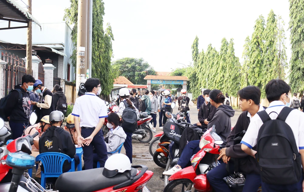 học sinh vi phạm luật giao thông (2).jpg