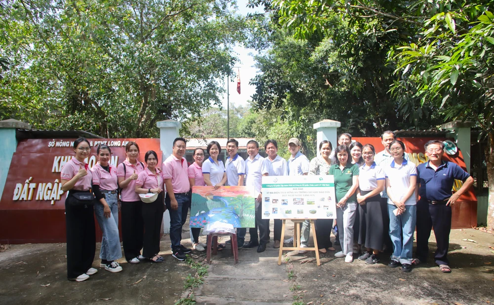 Khu Bảo tồn đất ngập nước Láng Sen 4.JPG