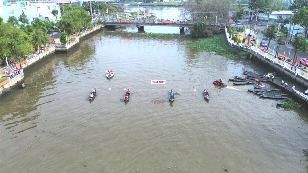 đua xuồng ba lá.jpg