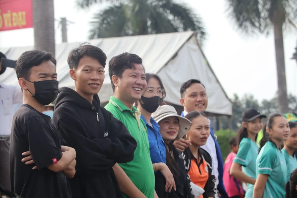 đua xuồng ba lá.JPG